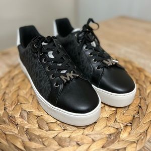 NWOT- Michael Kors size 8